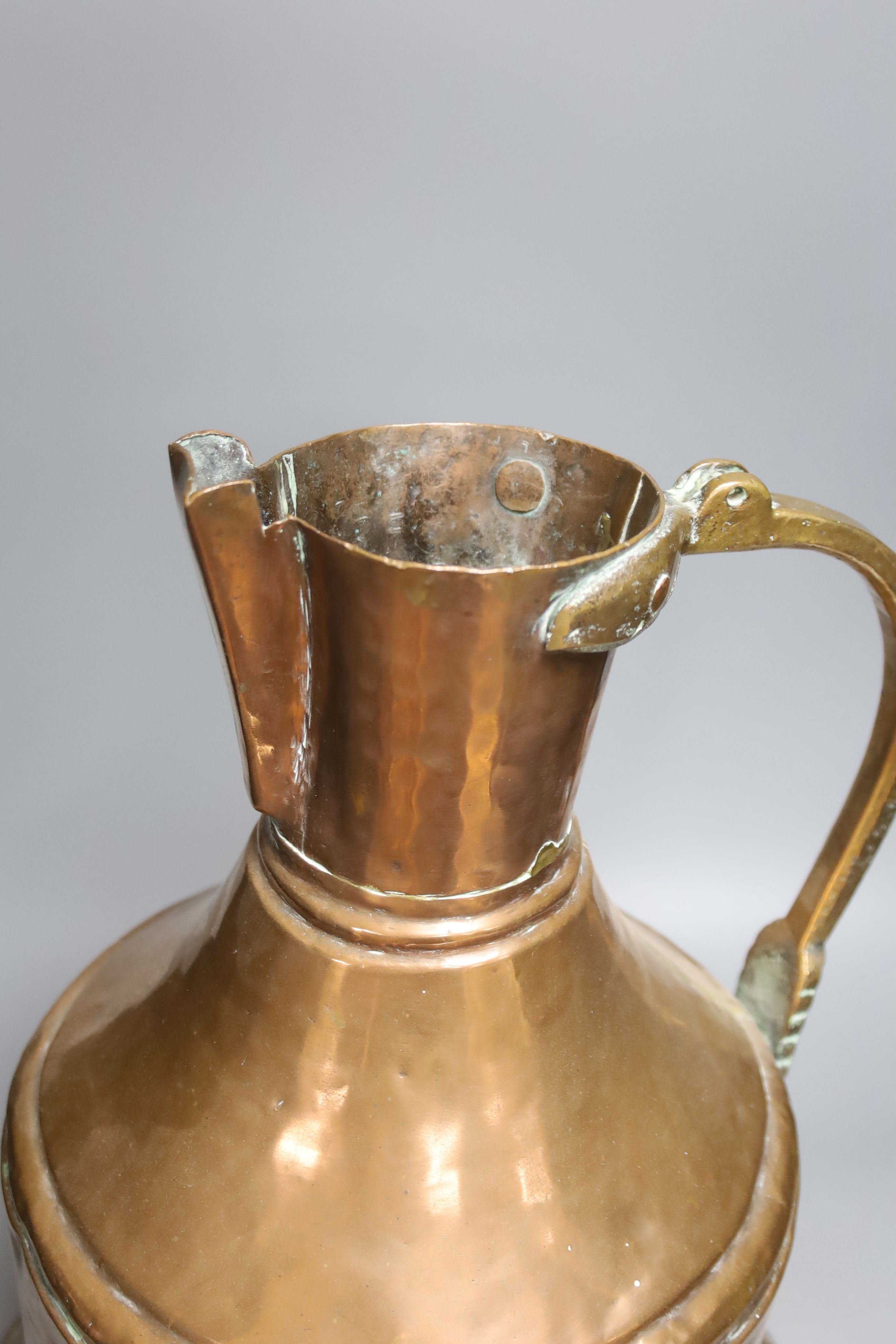 Mixed metalwares to include a large copper jug and saucepans, tallest 45cm